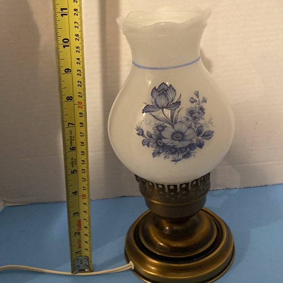 Vintage 11” Floral desk lamp - Picture 6 of 6